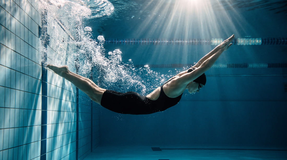 Swimmer in streamline position doing an underwater dolphin kick off the wall